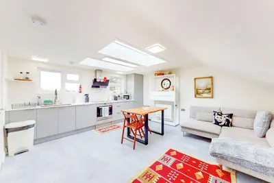 Image de Bright 2Bed w/ Free Parking -25 min to City Center