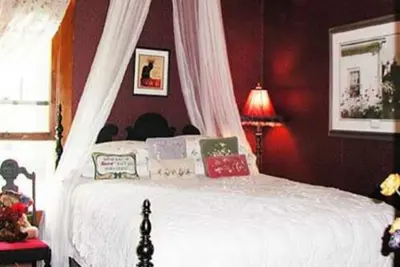 Image de Relax in our Parlor Room at The Cobblestone Bed & Breakfast