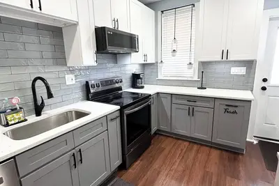 Image de Beautiful and spacious home for your getaway!