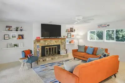 Image de Classy, Mid-Century Gnv Home w/ Carport!