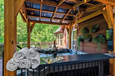 Escape & Play: Chic Mountain Cabin with Hot Tub Firepit & Game Room