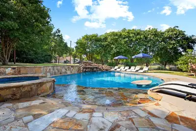 Image de Luxury Family Oasis: Huge pool, Spa, Firepit, Playground, Outdoor Kitchen, Games