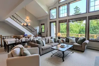 Image de Mountain Views, Cozy Fires, Family Meals, Foosball Fun