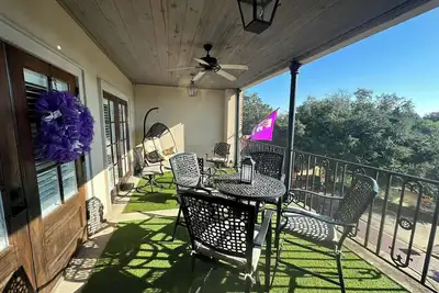 Image de Downtown Front Street 2-bedroom townhome with balcony views