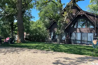 Image de Beautiful, newly custom built, lake-front cabin on Lake Independence.