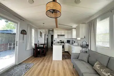 Image de Tranquil Lakeside Retreat at 199 Wyldewood