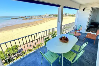 Image de vue mer exceptionnelle. Appartement 3 chambres avec salle de bain individuelle