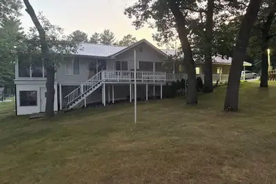 Image de 1-bedroom Waterfront Apartment on Hess Lake with excellent swimming.