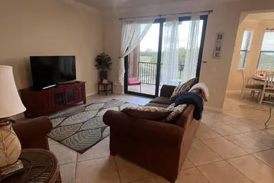 Image de Beautiful condo overlooks a lake and golf course.