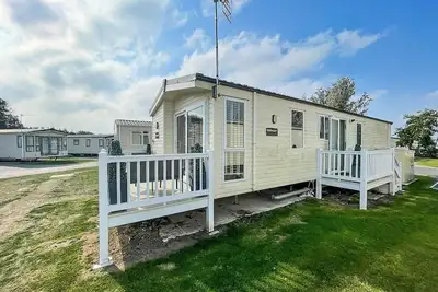 Image de Lovely caravan with decking at St Osyth Beach, Essex ref 28044dw