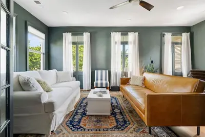 Image de 3 Bedroom Upstairs Unit - 3 Blocks to King Street