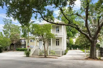 Image de 3 Bedroom Downstairs Unit - 3 Blocks to King St.