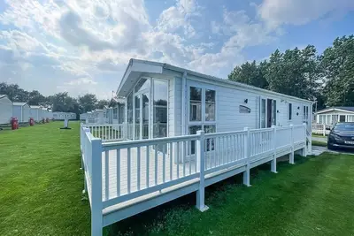 Image de Beautiful 6 berth caravan with decking at Broadland Sands ref 20009sv
