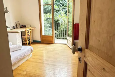 Maison : chambres avec balcon donnant sur jardin