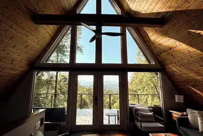 Image de Franklin A-Frame with Hot Tub and Mountain Views