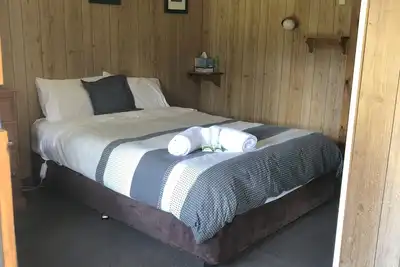 Image de Cabin 3 - 2 rooms with ensuite & sleeps 6 people. Guests can access amenities