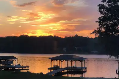 Image de Screened Deck & Dock: Waterfront Lake Anna Home!