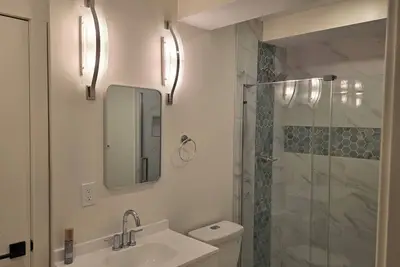 Image de Charming 2-bedroom Walkout Basement, Private Entrance, in Aurora with  Wi-Fi, Tv\n