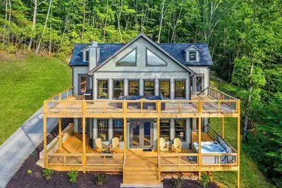 Image de Mountain Views + Hot Tub | Private 5br Cabin Near Franklin Nc