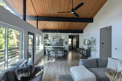 Image de Fam+Pet Friendly Modern Meets Cozy Fall Chalet Firepit 1 mile from Lake Gregory