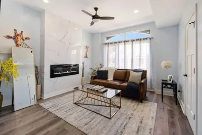 Image de Woodlawn Luxe! Welcome Home! 4 bedroom condo!