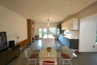 Image de Light Filled Designer Stay – Minutes to Stadiums, Spa Bath, Covered Parking