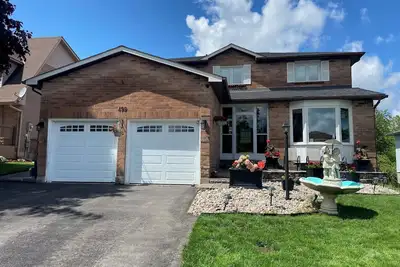Image de Bed of Roses Short Term Rental. Hot Tub! Bright 2 bdrm basement. Sleeps 4.