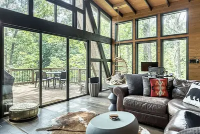 Image de Lakefront Chalet w/ Fire Pit by StayLage