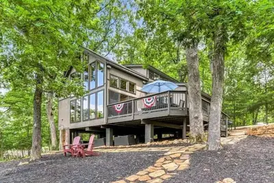 Image de Longhorn Lakeside Chalet w/ Hot Tub by StayLage