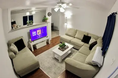 Image de Charming 3-bedroom house with WiFi, Ac & Privacy fence in Port Neches
