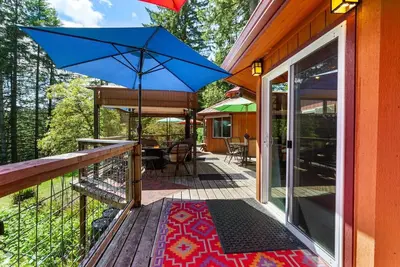 Image de Hillside Deck Cottages: A cozy, rustic Pnw retreat perfect for 4.