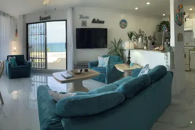 Image de Luxurious Beachfront Condo with Breath Taking Ocean, Beach and Garden Views.