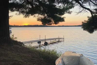 Image de Perfect spot for your next stay: Rv camper on quiet, wooded lake lot