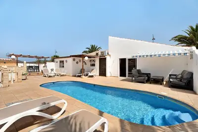 Image de \"Villa Malpas\" proche de la plage avec piscine privée, Wi-Fi, climatisation, terrasse et jardin