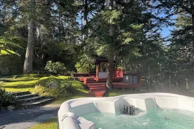 Image de Private cabin with Hot Tub! ! ! close to lake, beaches, trails and king size bed.