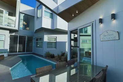 Image de Rom Baro's Tiny Beach House - beachside studio with pool in Shellharbour Village