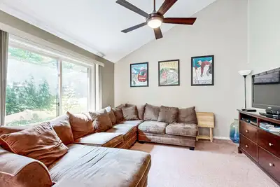 Image de Comfort, convenience & amenities: close to skiing, hiking & shopping