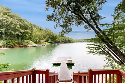 Image de Lakefront home with mountain views, grill, firepit and dock
