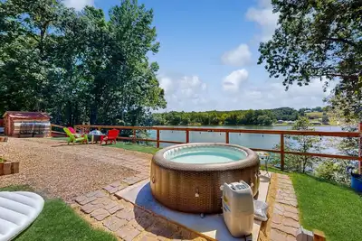 Image de Tiny House with wifi, private W/D, lake views + dog friendly