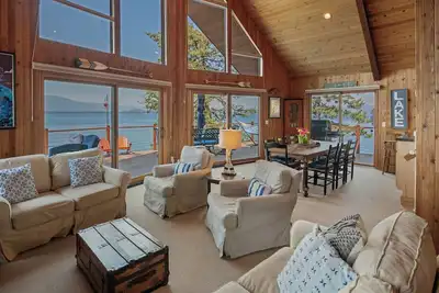 Image de Waterfront Retreat Sleeps 16 w/ Guest House & 2 Docks