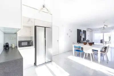 Image de Elegant Coastal Haven: Fully Renovated 3-Bedroom Apartment