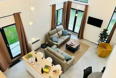 Image de 6-Bed Villa: WiFi, Ac, Cathedral Lounge, Terrace, Garden, Parking & Near Pool/Pk