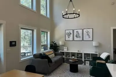 Beautiful Bright Getaway Close to Beach