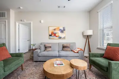 Image de Upscale, New Apt | Pool  | Long Stays