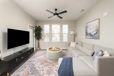 Image de Serene, New Apt  | Pool | Long Stays