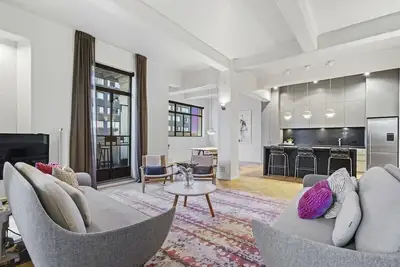Image de Outstanding Penthouse On Queen St by Zodiak Stays
