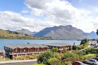 Image de Remarkable Lakeview Two Bedroom Apartment