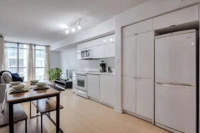 Image de Spacious Designer Suites in DownTown