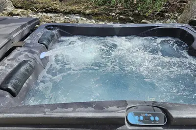 Image de Tranquility Cottage-Pickleball Court, Creek, Wifi, Mtn Views, Starting at $79\"