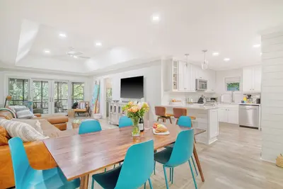 Image de Stunning new Night Heron home, great location!